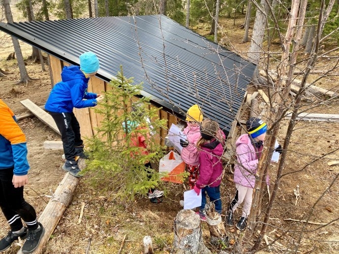 image: Glada barn på orienteringslek